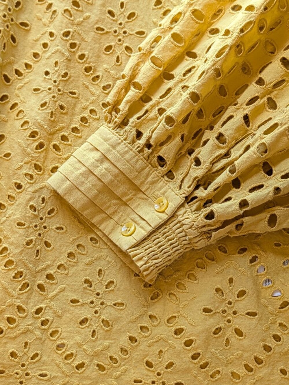 Chico’s Gold Eyelet Button-Down Blouse – Size 4 (US 20/22 XXL) | 100% Cotton - Picture 4 of 6